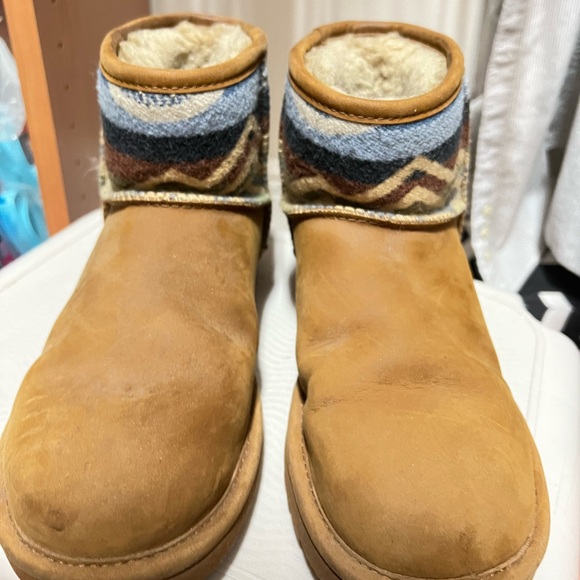 UGG Ugg/Pendelton Collab classic mini uggs. Chestnut brown with zigzag fabric. - Picture 4 of 6